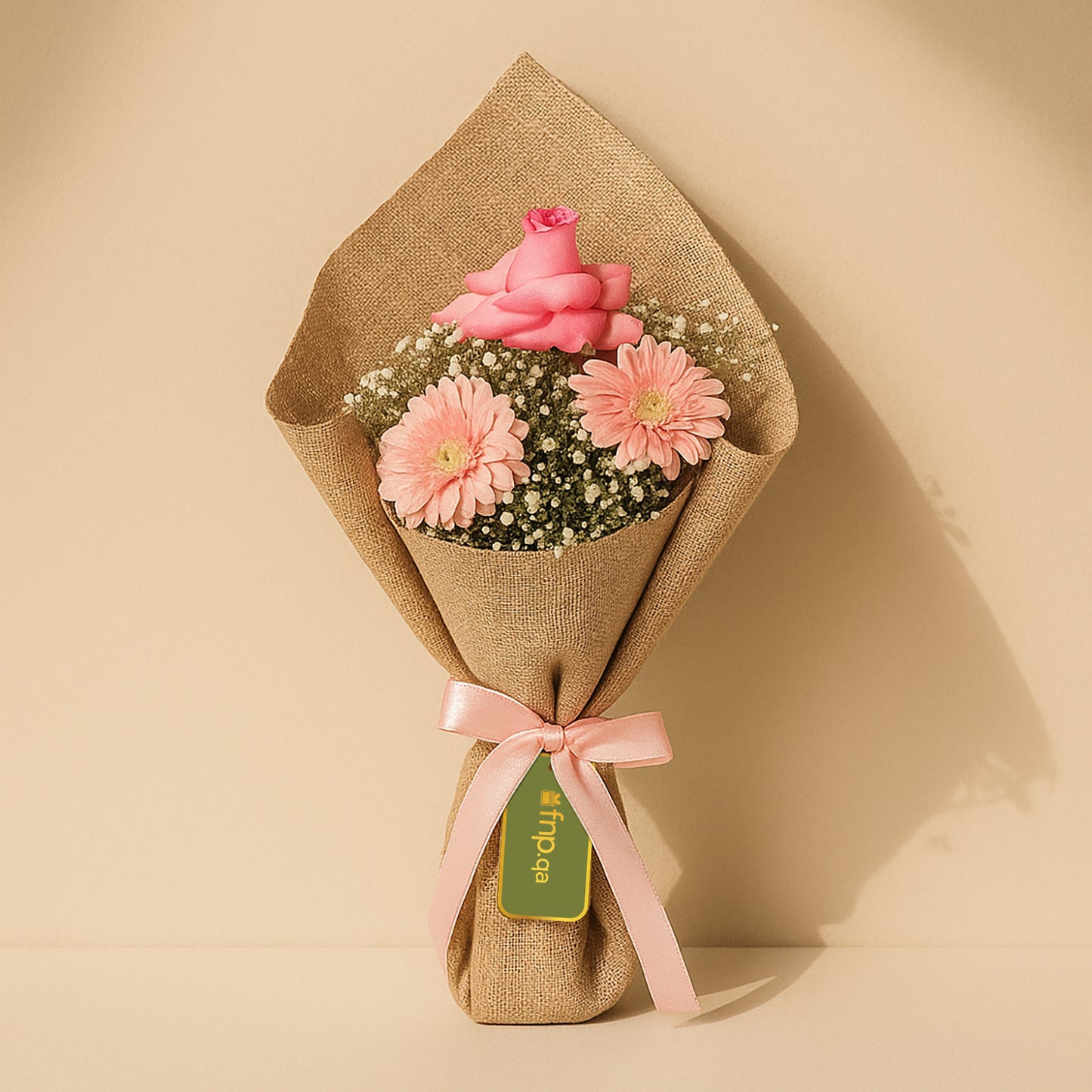 باقة أنيقة من الجربيرا والورود الوردية مع الجيبسو الرقيق