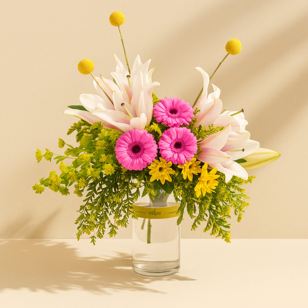 أناقة متفتحة: باقة زهور الزنابق والجربيرا الساحرة مع كراسيديا