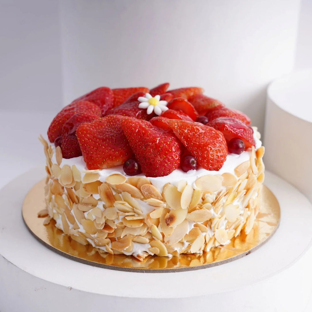 كيك الفانيليا اللذيذ مع رقائق اللوز والفراولة الطازجة - 500 جم