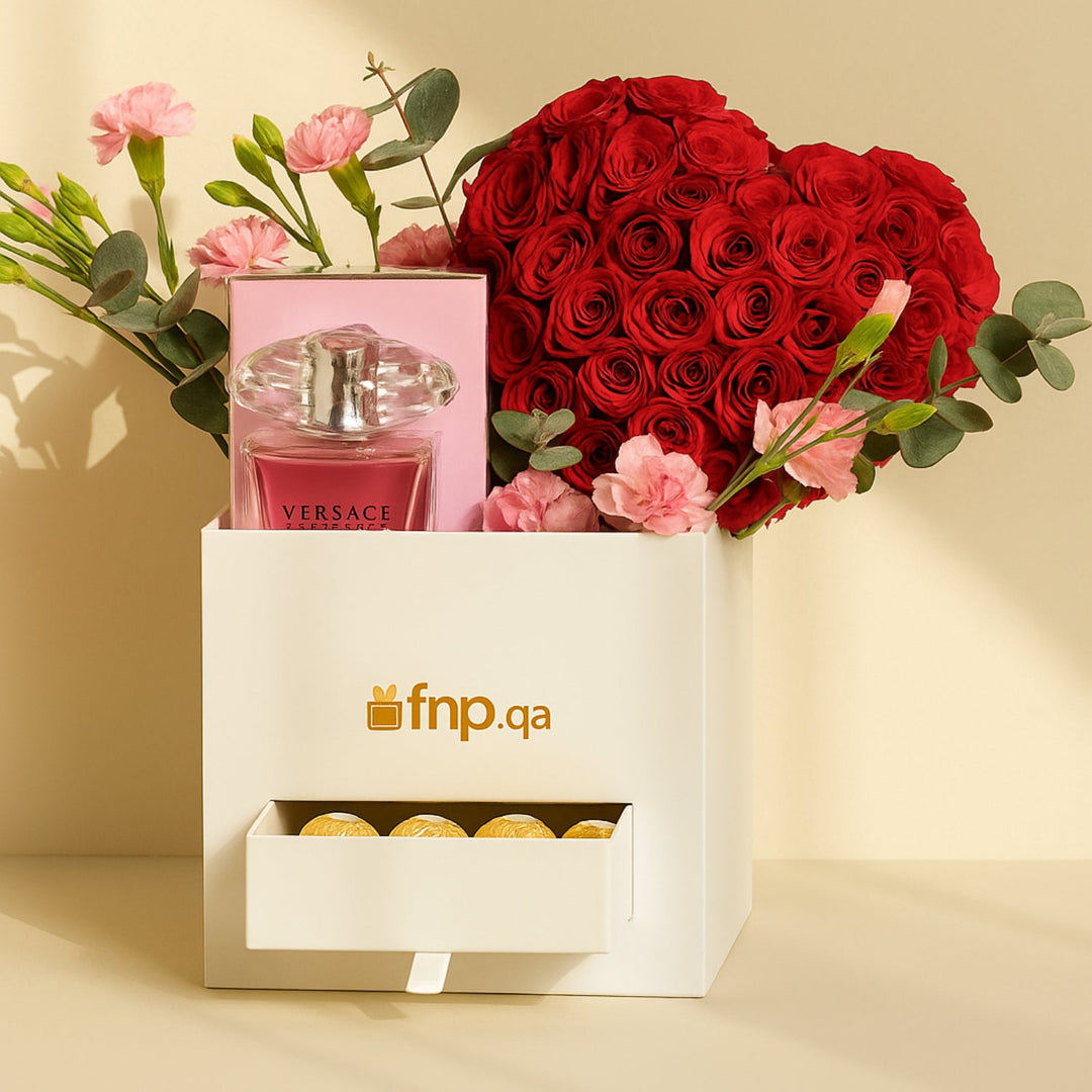 باقة ورود على شكل قلب مع عطر فيرساتشي برايت كريستال وشوكولاتة