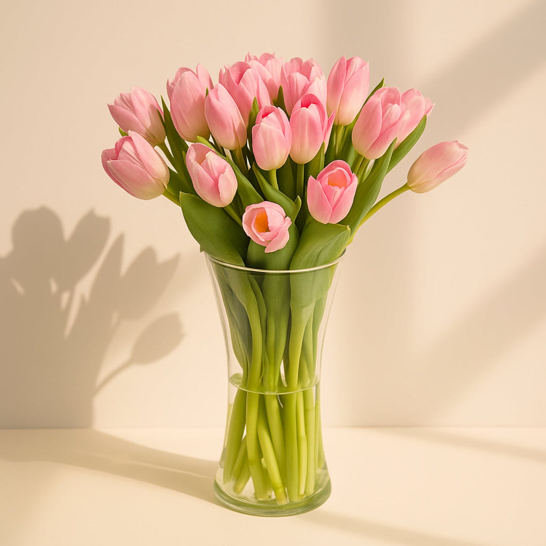 ترتيب زهور التوليب الوردية الأنيقة في مزهرية زجاجية - هدية مثالية