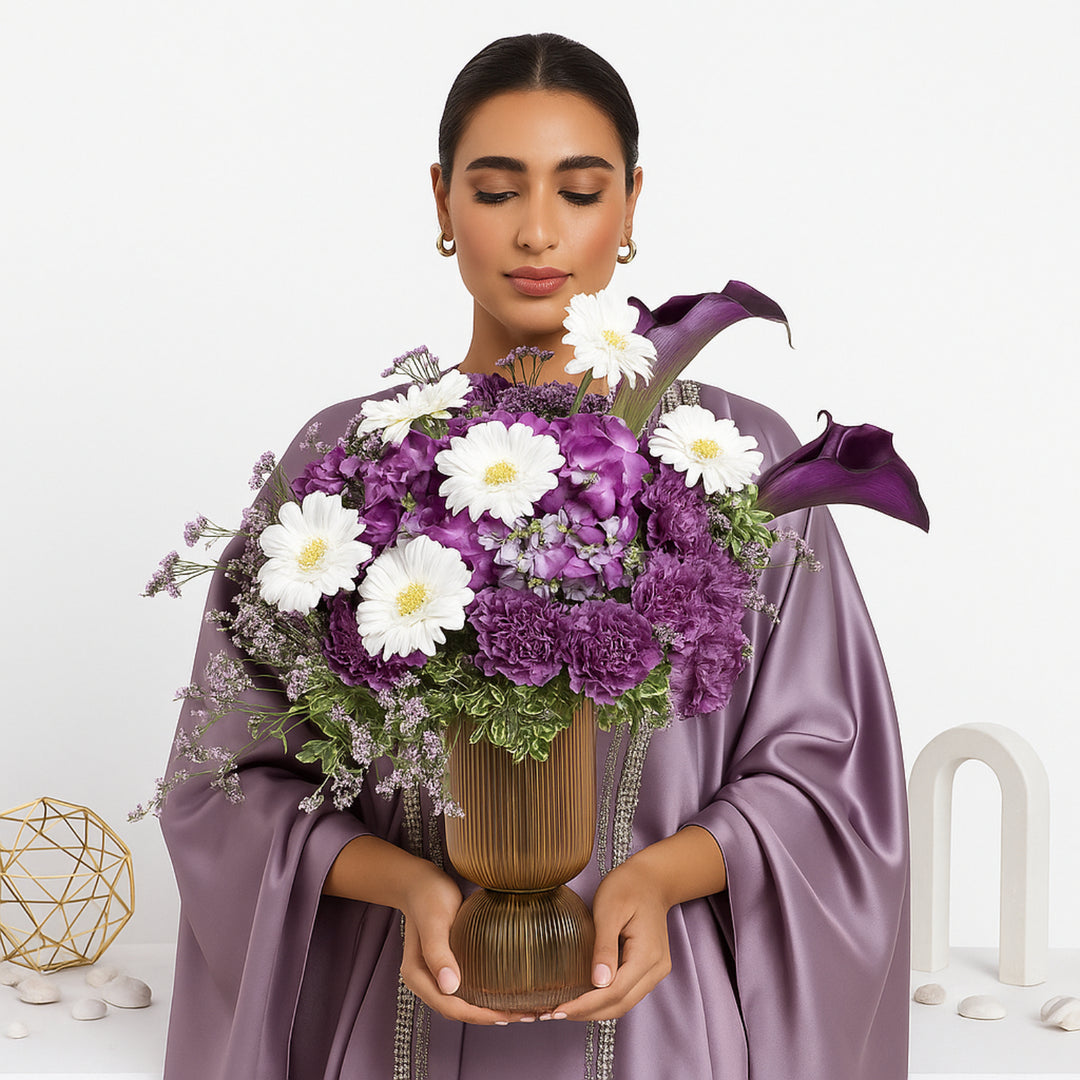 تناغم زهري أرجواني أنيق في مزهرية مصممة