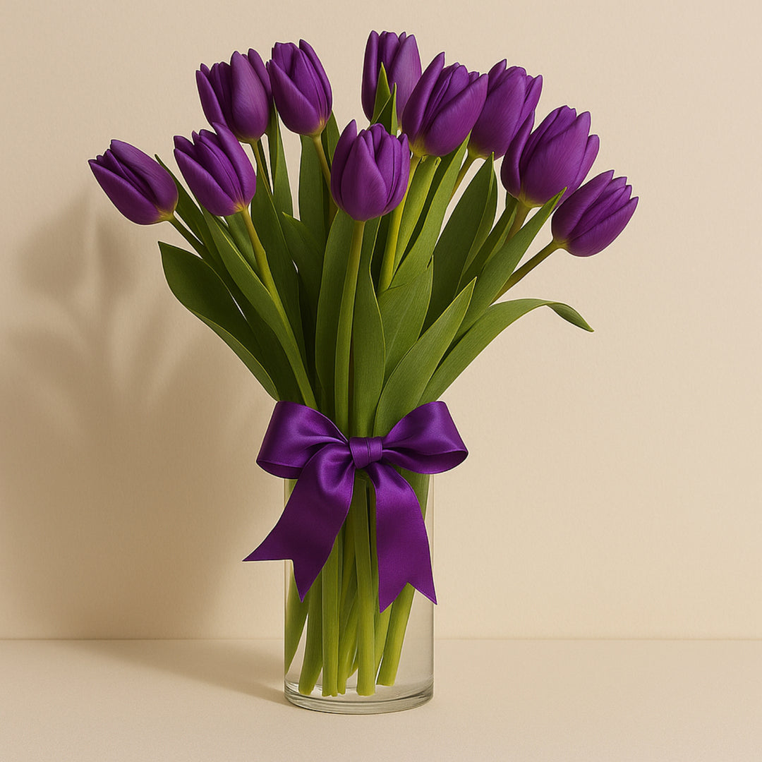 توليب بنفسجي فاخر في مزهرية زجاجية أنيقة