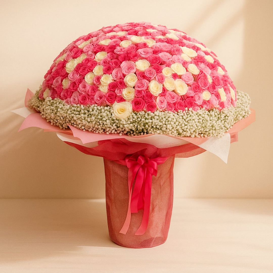 تنسيق مذهل من 450 وردة: سيمفونية من الورود الوردية والبيضاء