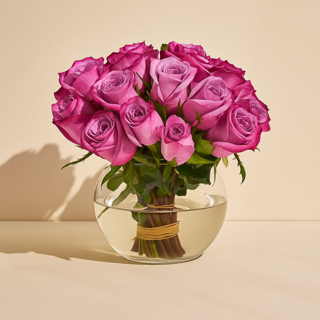 ترتيب أنيق للورود البنفسجية في وعاء زجاجي