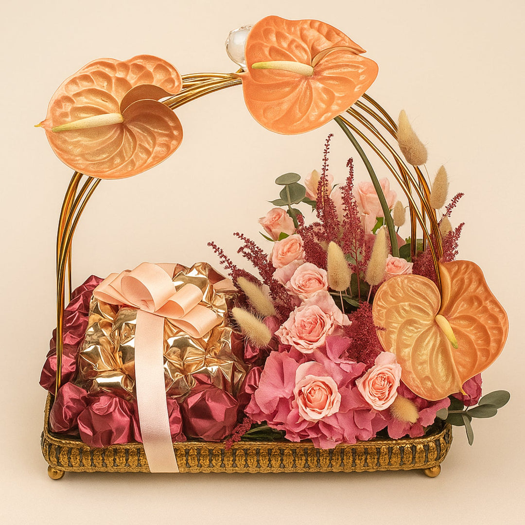 زهور متنوعة وشوكولاتة فاخرة في قفص زخرفي