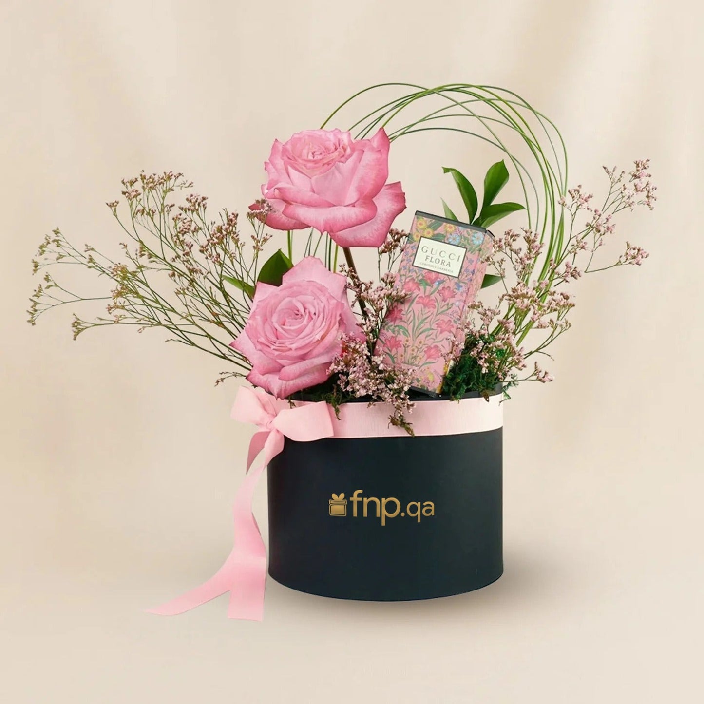 عطر غوتشي فلورا كورجيوس جاردينيا مع باقة ورود أنيقة