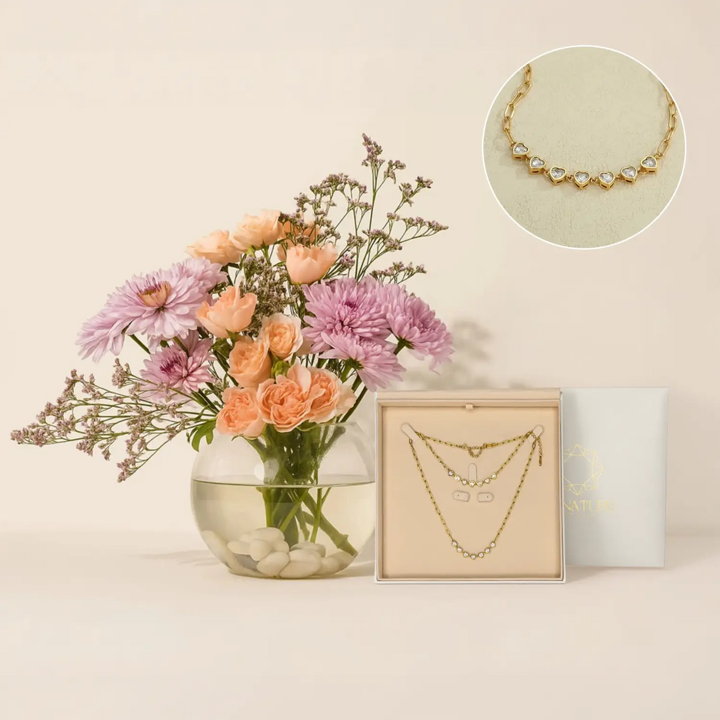 حديقة الأم الأنيقة: تنسيق زهور وقلادة باللون الذهبي