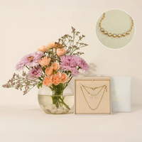 حديقة الأم الأنيقة: تنسيق زهور وقلادة باللون الذهبي