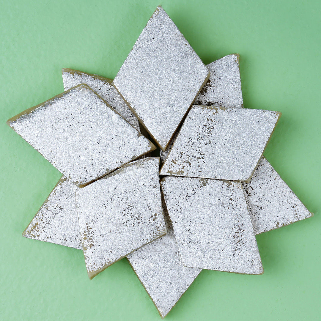 مجموعة راخي بهيا بهابهي الأنيقة مع حلوى كاجو كتلي اللذيذة