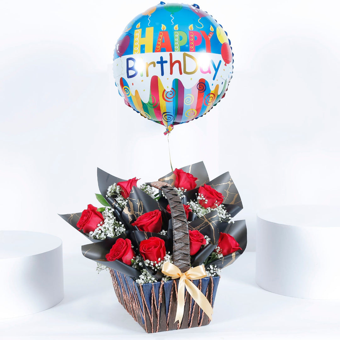 سلة هدايا جمال عيد الميلاد: ورود حمراء أنيقة وبلون عيد ميلاد