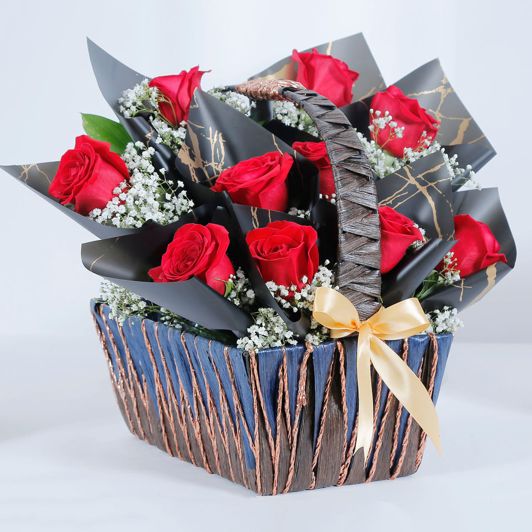 سلة هدايا جمال عيد الميلاد: ورود حمراء أنيقة وبلون عيد ميلاد