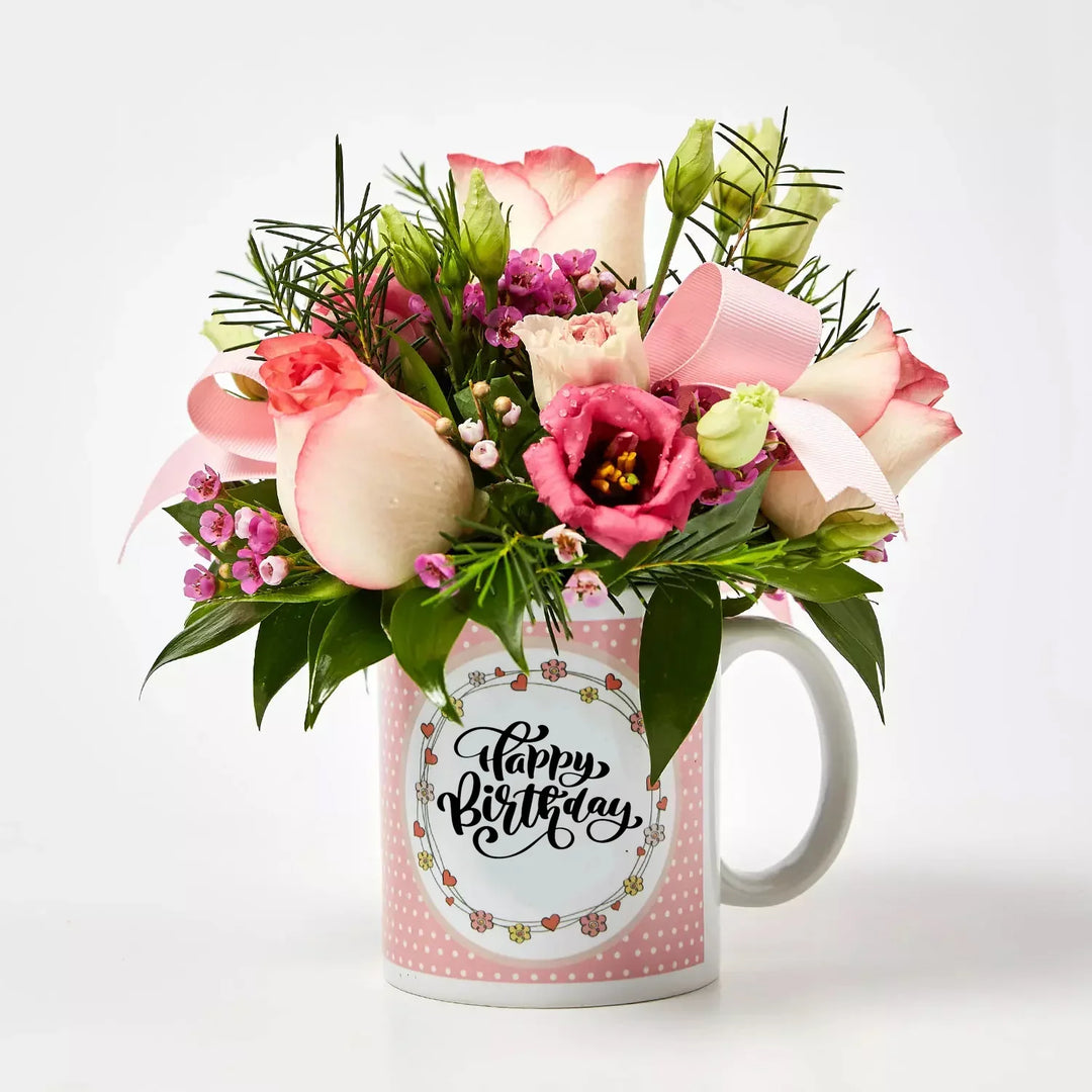 ترتيب زهور عيد ميلاد ساحر في كوب - ورود وردية وزهور الحديقة