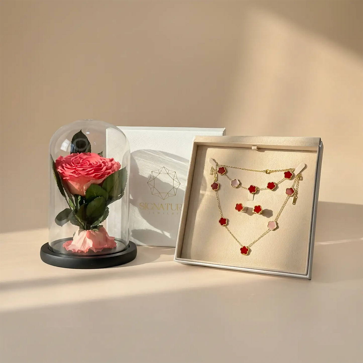 أناقة خالدة: وردة وردية أبدية وطقم مجوهرات كلوفر قرمزي للأم