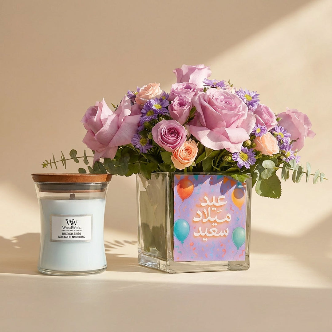 سعادة متفتحة: تنسيق زهور أنيق مع شمعة برائحة ماغنوليا بيرش