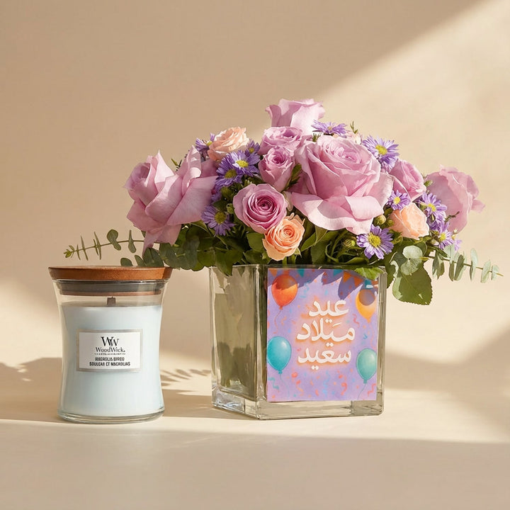 سعادة متفتحة: تنسيق زهور أنيق مع شمعة برائحة ماغنوليا بيرش