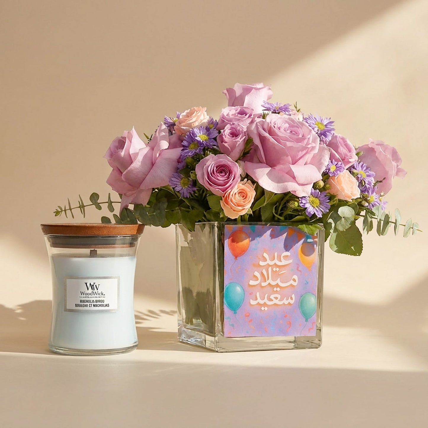 سعادة متفتحة: تنسيق زهور أنيق مع شمعة برائحة ماغنوليا بيرش