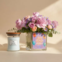 سعادة متفتحة: تنسيق زهور أنيق مع شمعة برائحة ماغنوليا بيرش