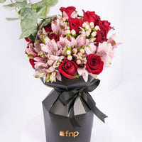 باقة ورد جوري أحمر وألستومريا في غلاف جديد مميز