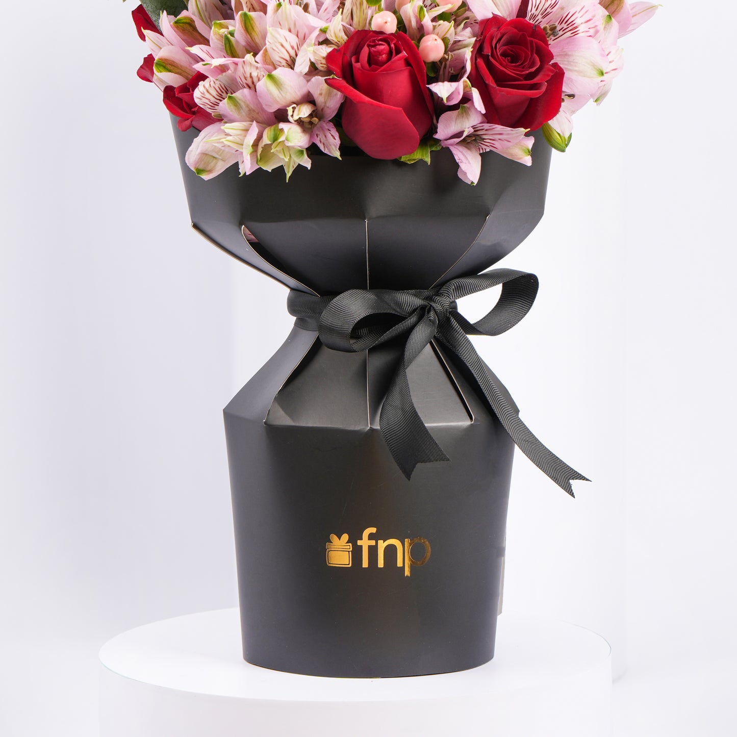 باقة ورد جوري أحمر وألستومريا في غلاف جديد مميز