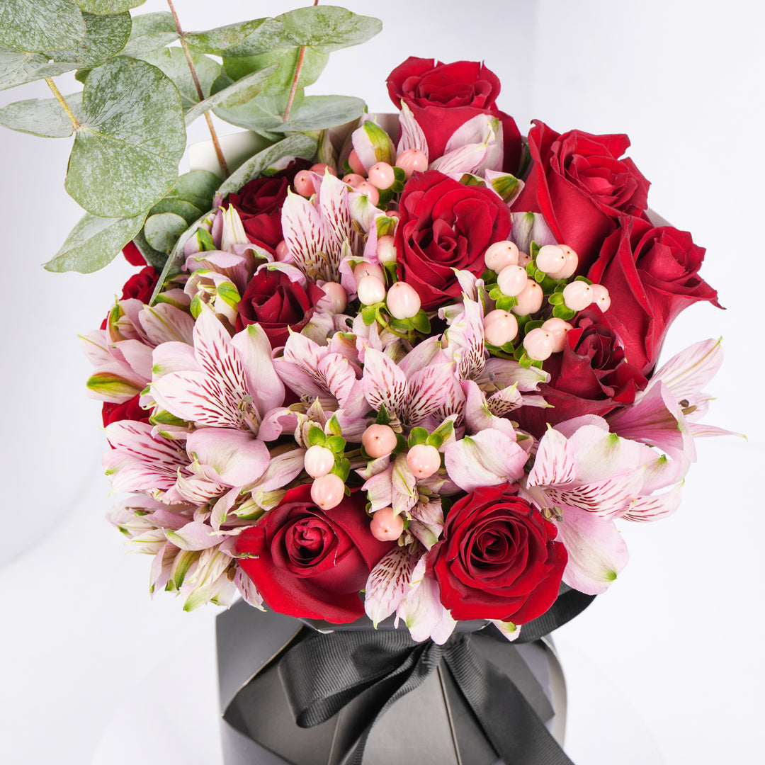 باقة ورد جوري أحمر وألستومريا في غلاف جديد مميز