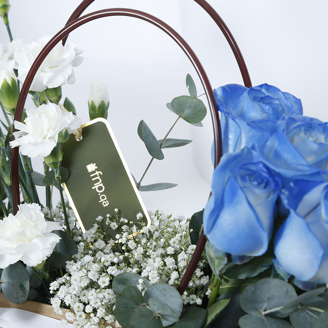 حلم الورود الزرقاء: تنسيق زهور هادئ