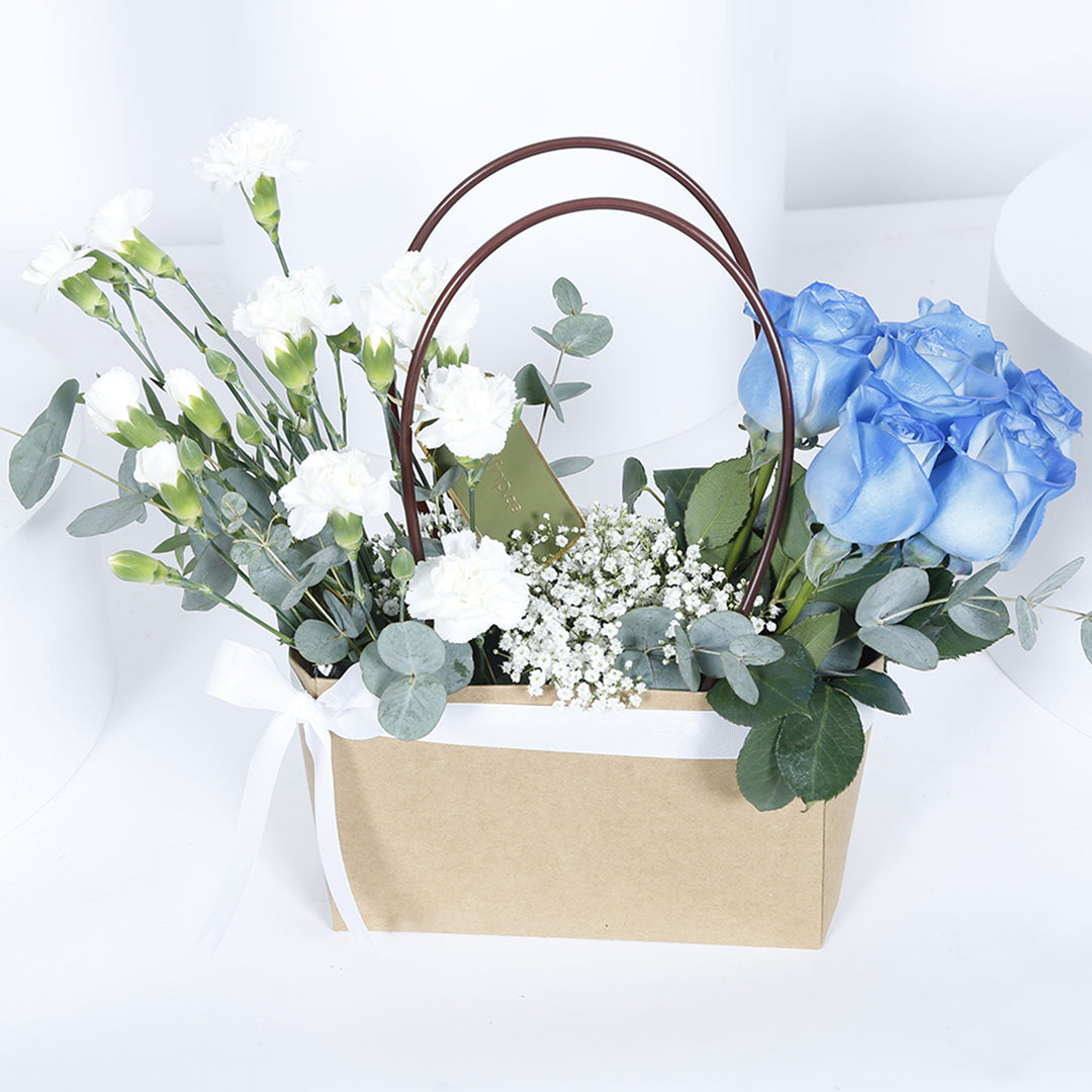 حلم الورود الزرقاء: تنسيق زهور هادئ