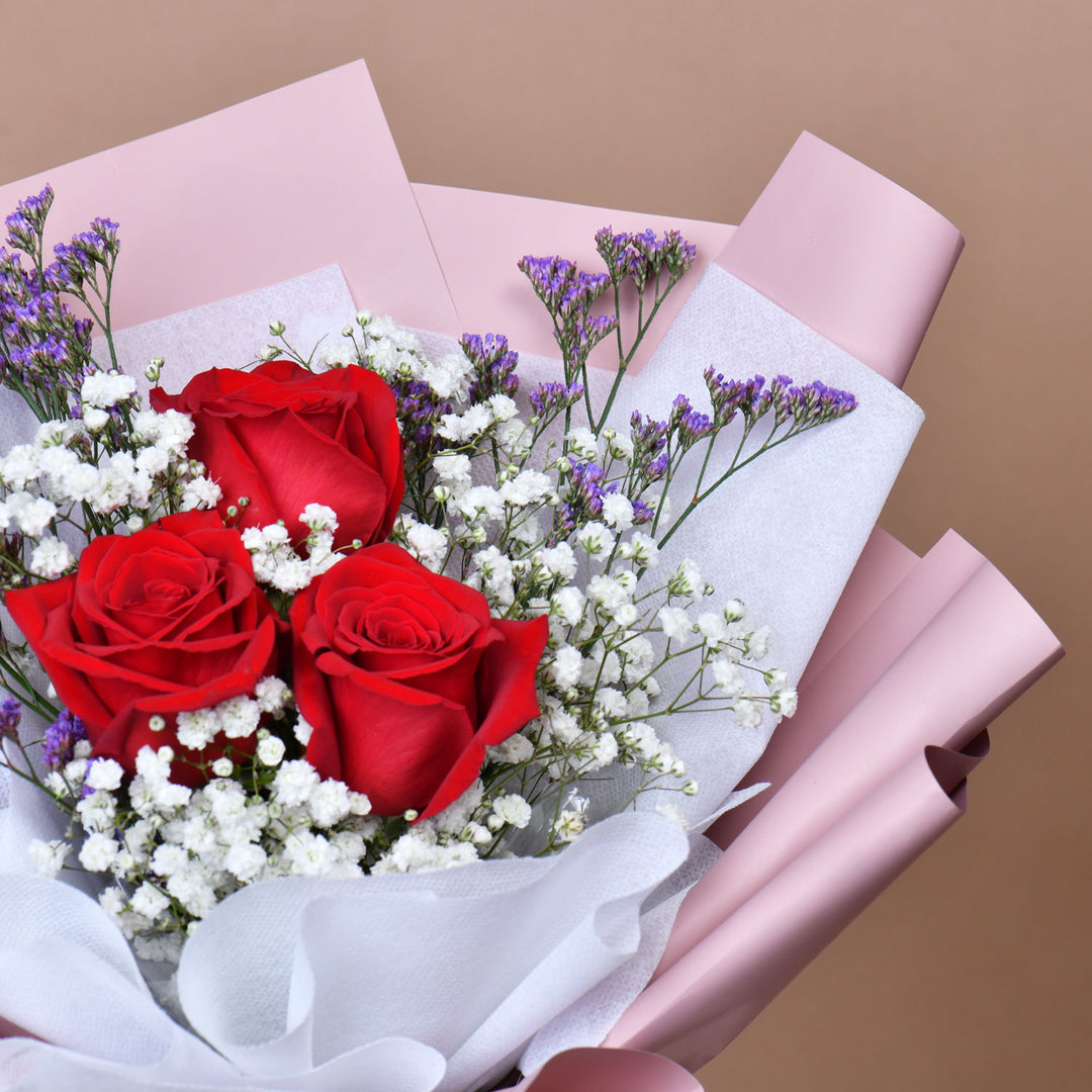 باقة وردة حمراء أنيقة ومبهجة