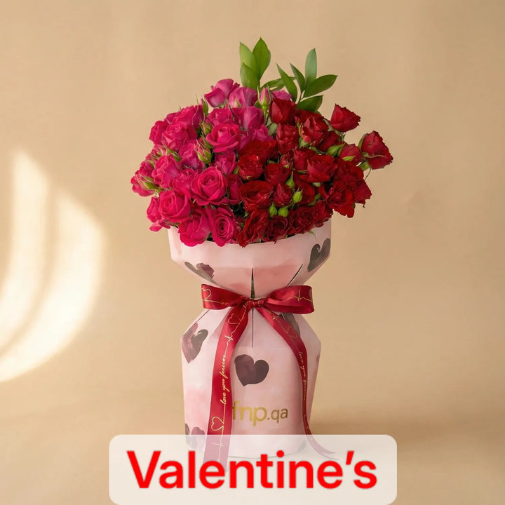 لفافة الحب الوردي: باقة الزهور الوردية والحمراء الأنيقة