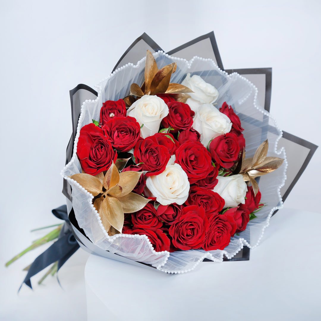 أوبرا باتيسري | صندوق شوكو بايت مع باقة زهور أنيقة