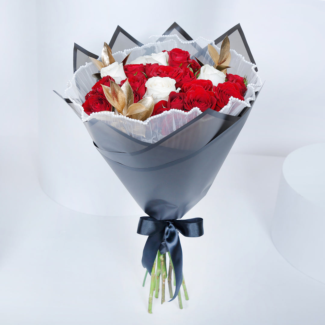 أوبرا باتيسري | صندوق شوكو بايت مع باقة زهور أنيقة