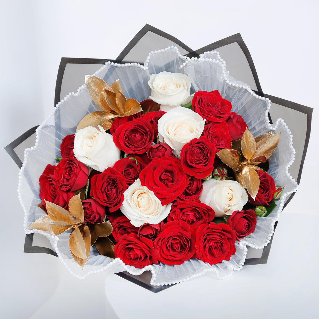 أوبرا باتيسري | صندوق شوكو بايت مع باقة زهور أنيقة