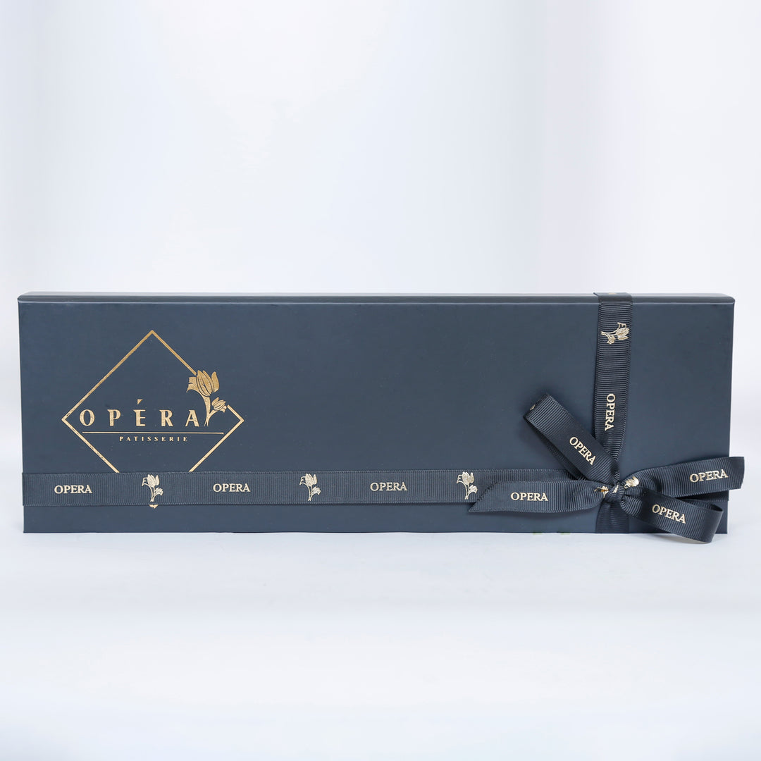 أوبرا باتيسري | صندوق شوكو بايت مع باقة زهور أنيقة
