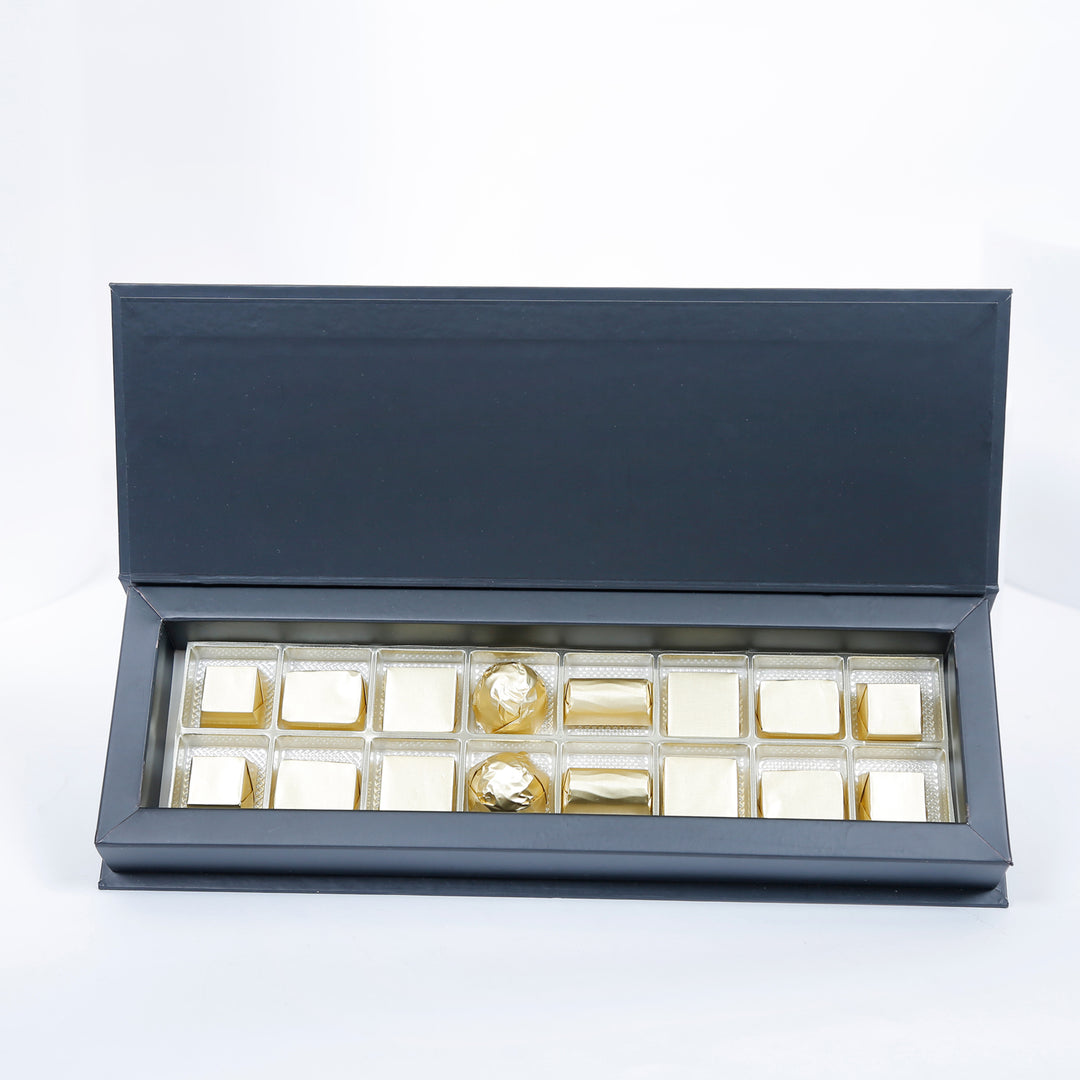 أوبرا باتيسري | صندوق شوكو بايت مع باقة زهور أنيقة