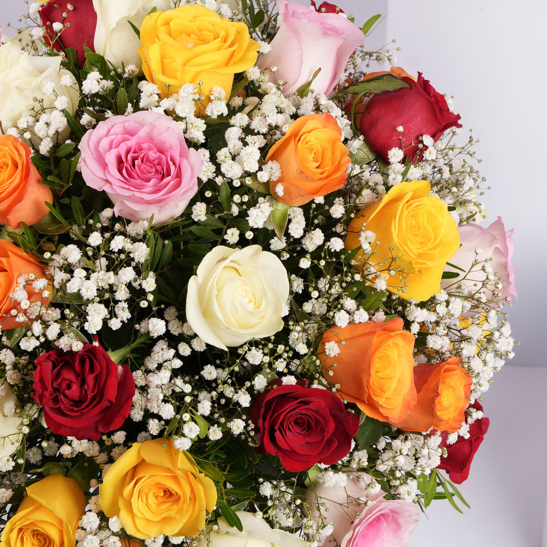 باقة أنيقة من 50 وردة متنوعة في مزهرية زجاجية أنيقة