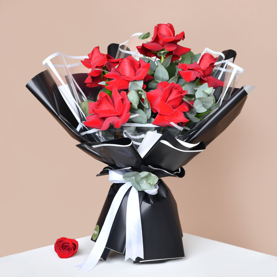 باقة أنيقة من 6 وردات حمراء مع الجيبسوفيلا وأوراق الأوكالبتوس
