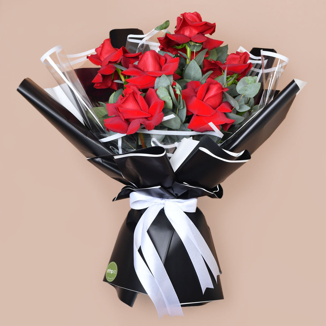باقة أنيقة من 6 وردات حمراء مع الجيبسوفيلا وأوراق الأوكالبتوس