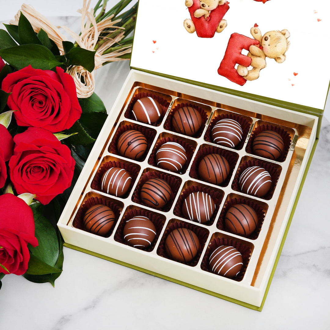 باقة ورود حمراء أنيقة ومجموعة هدايا شوكولاتة بلجيكية فاخرة
