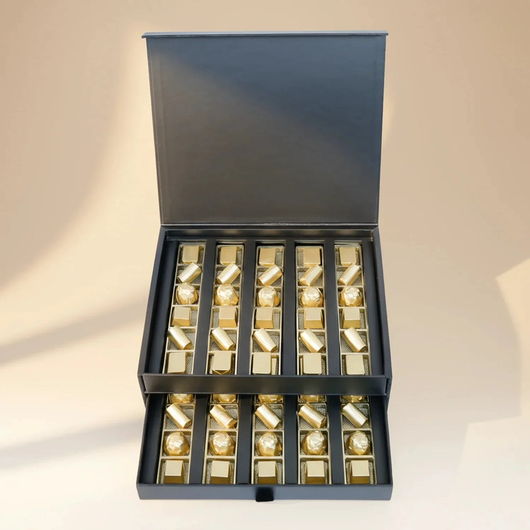 علبة ديو شوكولاتة أوبرا باتيسري مع تنسيق زهور بيضاء أنيق