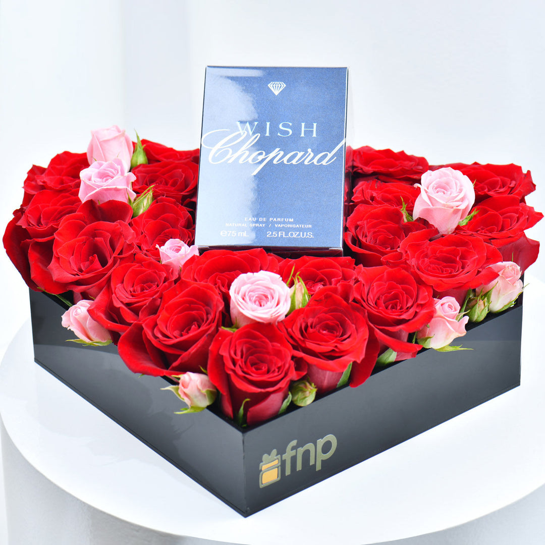 صندوق مزين فخم من شوبارد مع ورود حمراء وعطر ويش