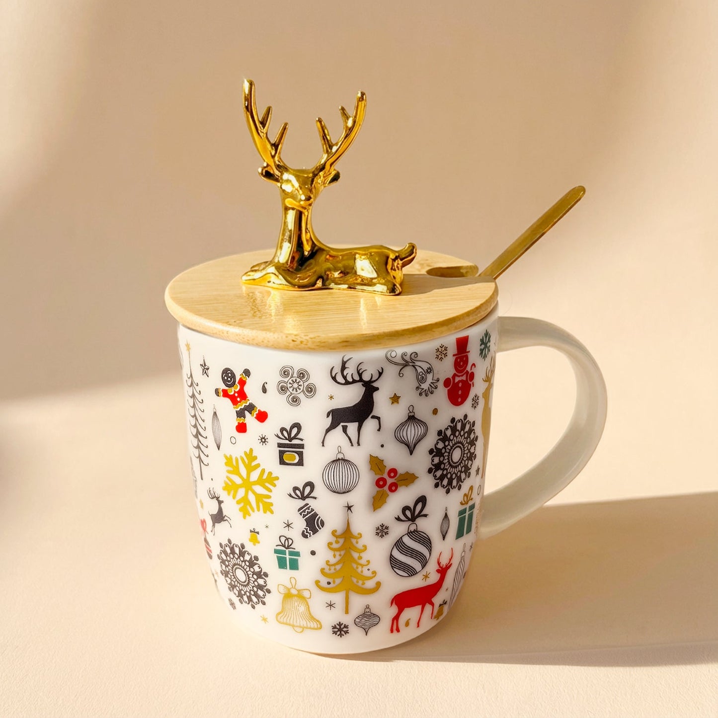 كوب عيد الميلاد الاحتفالي بغطاء الرنة الذهبي