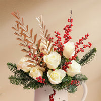 تنسيق زهور عيد الميلاد مع إبريق ورود بيضاء