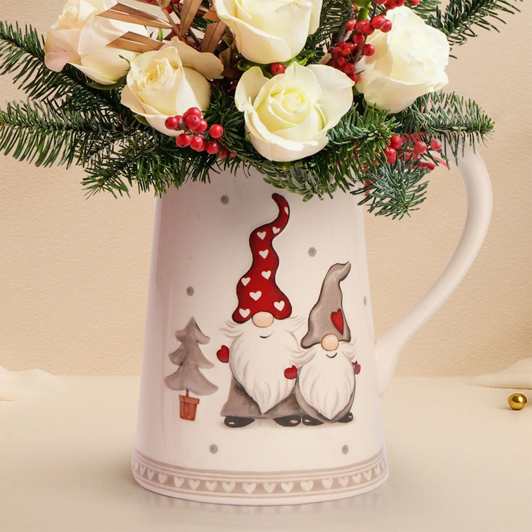 تنسيق زهور عيد الميلاد مع إبريق ورود بيضاء