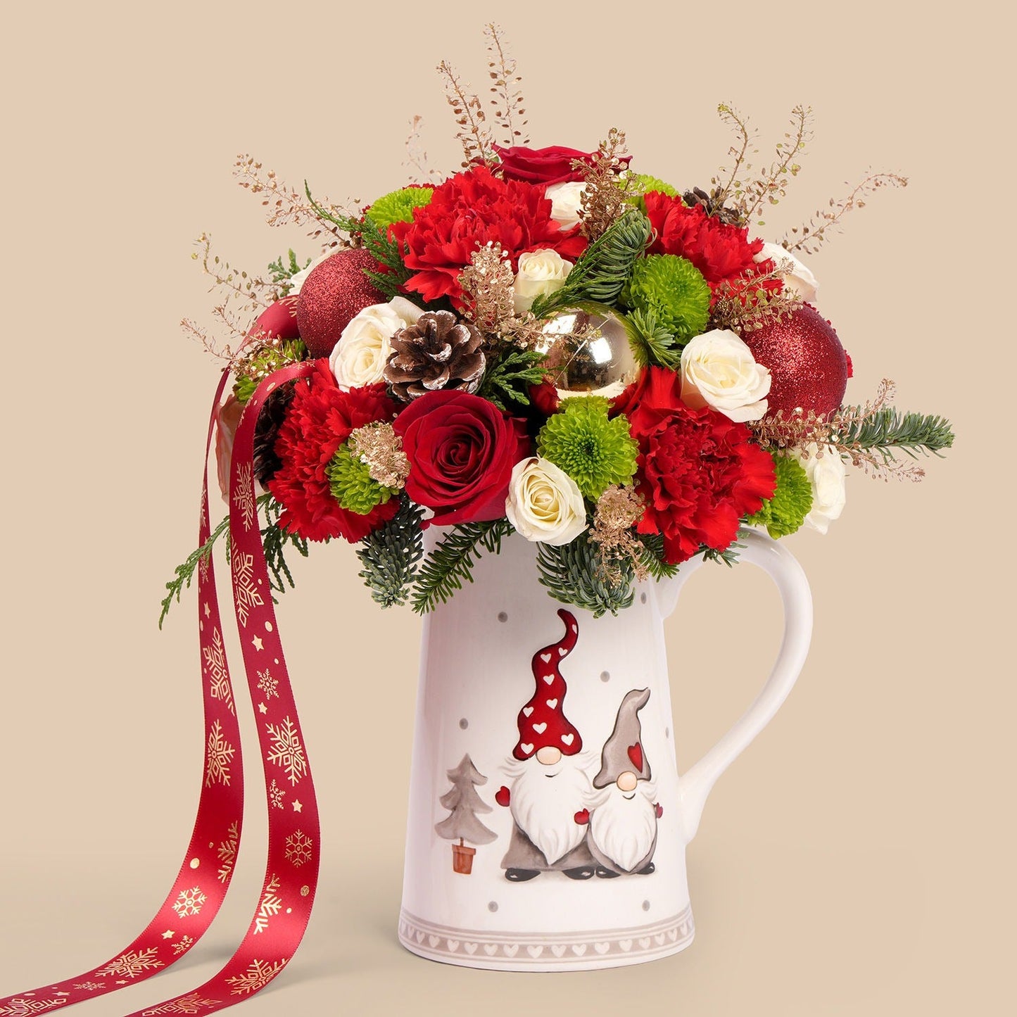 ترتيب زهور عيد الميلاد في إبريق زخرفي