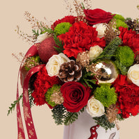 ترتيب زهور عيد الميلاد في إبريق زخرفي