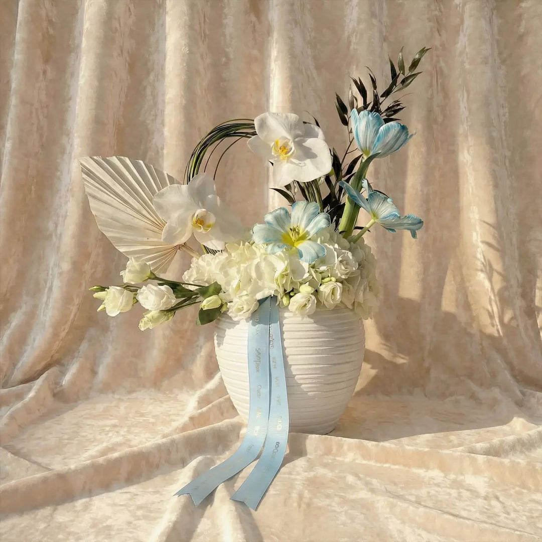 سحر السحاب: تنسيق أنيق بالتوليب الأزرق والأوركيد