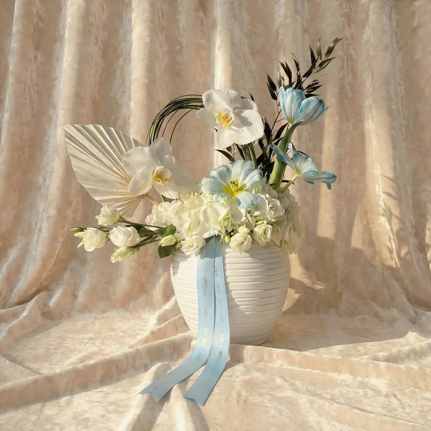 سحر السحاب: تنسيق أنيق بالتوليب الأزرق والأوركيد