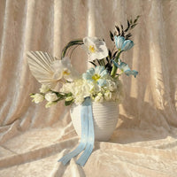 سحر السحاب: تنسيق أنيق بالتوليب الأزرق والأوركيد