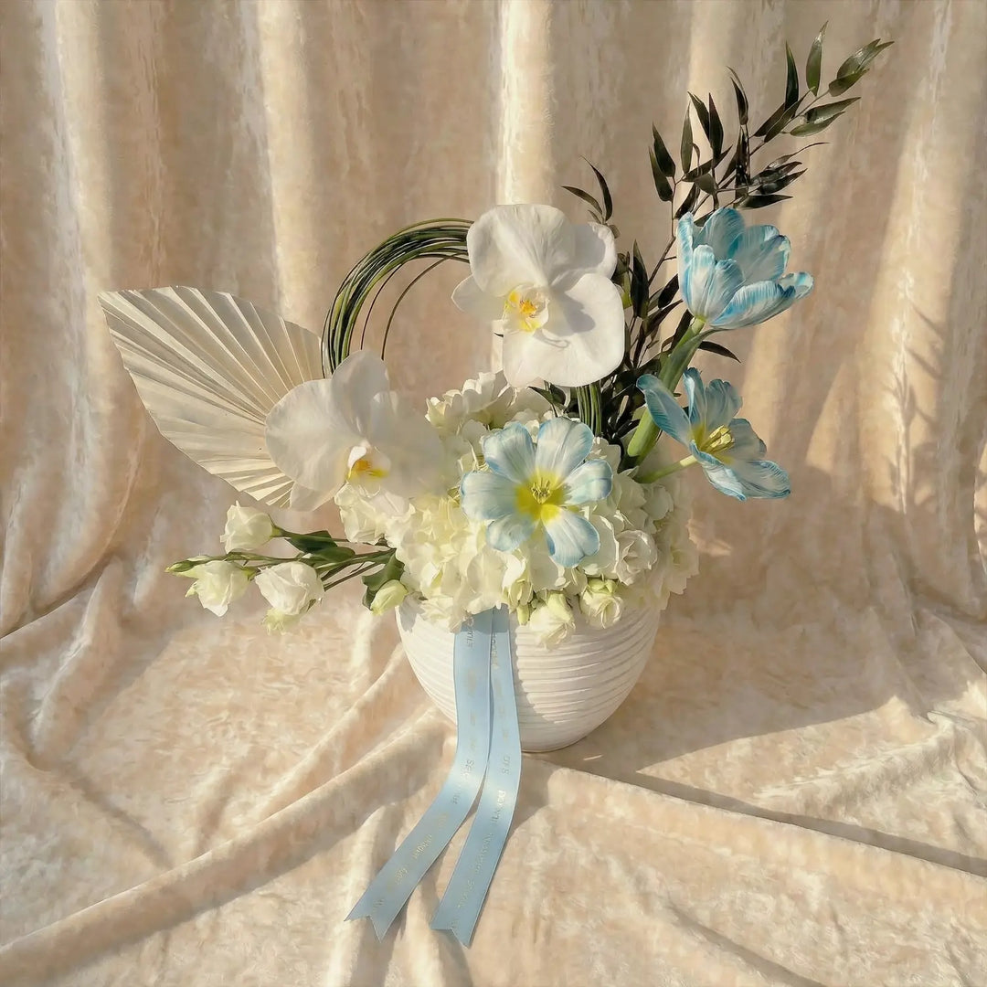 سحر السحاب: تنسيق أنيق بالتوليب الأزرق والأوركيد