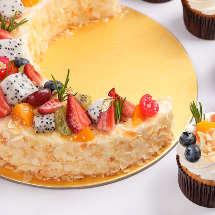 Exquisite Crescent Moon Vanilla Fruit Cake with Delightful Cupcakes